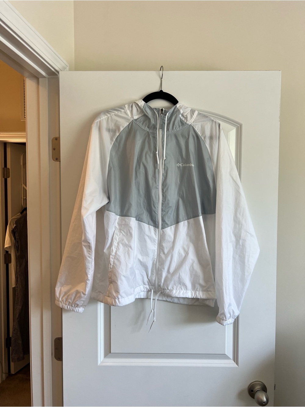 Columbia Two-Tone White and Light Gray Hooded Windbreaker